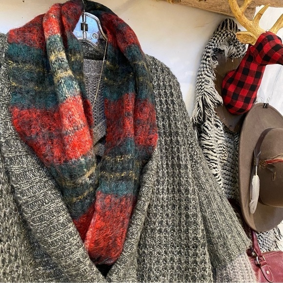 Cozy & warm mohair wool vintage scarf w cottage/resort vibe - Picture 11 of 11
